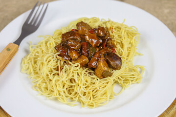 viande de boeuf et de poulet cuisiné et nouilles chinoises