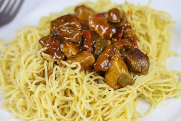 viande de boeuf et de poulet cuisiné et nouilles chinoises