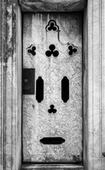 Detalhes de porta e portão de mausoléu antigo no cemitério da Recoleta, em Buenos Aires, Argentina.