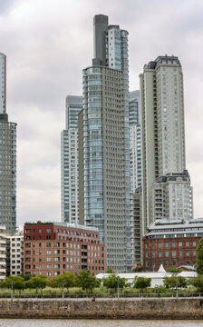 Torres e arranha-c&eacute;us no centro de Buenos Aires, Argentina.