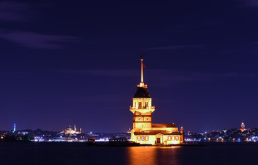 Obraz premium Maiden's Tower in Istanbul, Turkey (KIZ KULESI - USKUDAR)