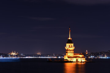 Fototapeta premium Maiden's Tower in Istanbul, Turkey (KIZ KULESI - USKUDAR)