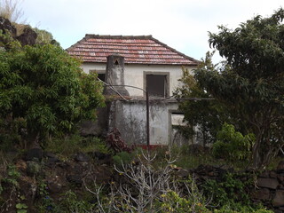 Una casa antigua abandonada 