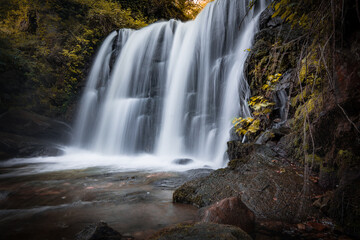 Obraz premium Chute d'eau du lac de Saint Férreol, dans le Tarn, Haute Garonne et Aude - Occitanie - France