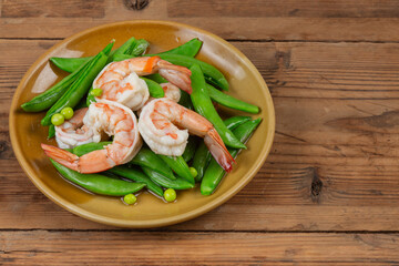 Fried prawns with fried peas and green peas.