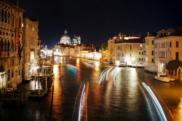 Obraz premium Nocny widok na Canal Grande w Wenecji, Włochy.