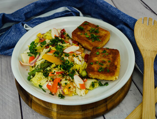 Surimi Salat mit Orangenfilets und geröstetem Spargel dazu einen panierten Schafskäse