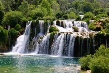 Fototapeta premium Piękne wodospady w Parku Narodowym Krka w Chorwacji w słoneczny letni dzień.