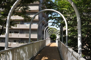 マンション敷地　空中庭園のアーチトンネル
