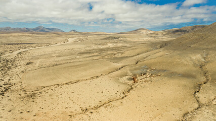 Fototapeta na wymiar Panorama-Aufnahme einer Wüstenlandschaft mit tiefen Erosionsrinnen, fotografiert mit einer Kameradrohne