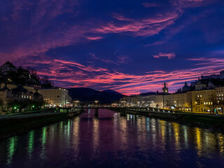 Fototapeta na wymiar Dramatische Wolkenstimmung zum Sonnenaufgang über Salzburg