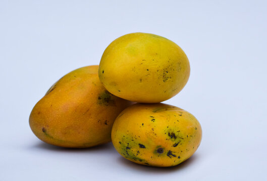 Fresh Badam / Badami Mangoe variety from India, Andhrapradesh karnataka south states. Aromatic flavour delicious organic. South india tropical exotic seasonal fruit