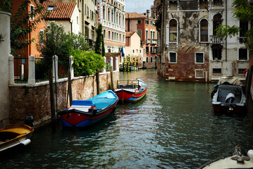 Fototapeta na wymiar View of the canal in the afternoon in Venice. Italy. 