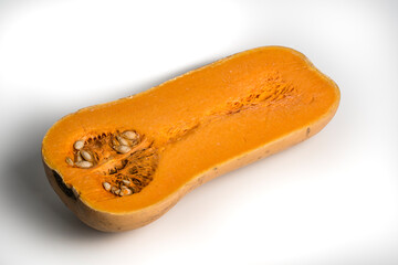 Calabaza de violin cortada por la mitad sobre fondo blanco