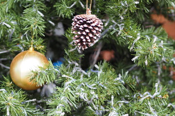 Obraz premium Christmas tree decoration with shiny gift and star at snow night