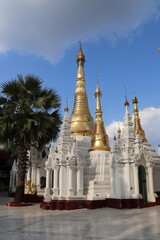 Fototapeta na wymiar Pagode Shwedagon à Yangon, Myanmar