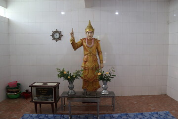 Offrandes d'un autel, temple du Bouddha de Chaukhtatgyi à Yangon, Myanmar