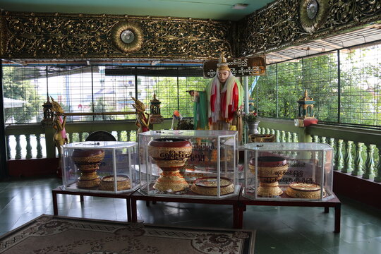 Offrandes du temple du Bouddha de Chaukhtatgyi &agrave; Yangon, Myanmar