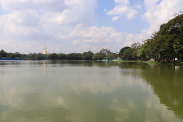 Fototapeta na wymiar Lac Kandawgyi à Yangon, Myanmar 