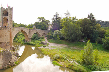 Ciudad medieval de Besalú en Gerona Cataluña España

