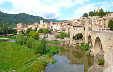 Fototapeta na wymiar Ciudad medieval de Besalú en Gerona Cataluña España
