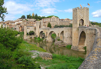 Ciudad medieval de Besalú en Gerona Cataluña España

