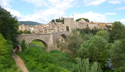 Obraz premium Ciudad medieval de Besalú en Gerona Cataluña España