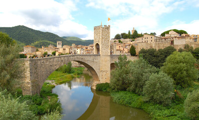 Obraz premium Ciudad medieval de Besalú en Gerona Cataluña España