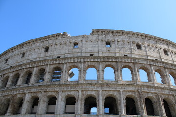 Obraz premium colosseum with clear sky background in rome italy Colosseum in rome is among wonders of world and famous tourist destination and ancient amphitheater once used for gladiator fight 