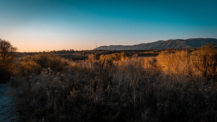 una vista inmaculada, del cielo y el paisaje serrano en el centro del pais. entre arroyos y...