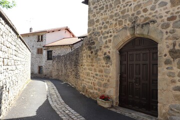 Fototapeta premium Ruelle dans le village de Aurec sur Loire, Département Haute Loire, France
