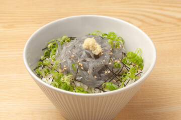 生しらす丼