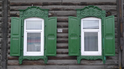 Fototapeta na wymiar Grüne Fensterläden