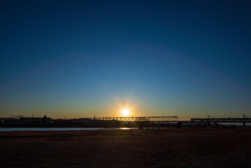 鉄橋を渡る電車