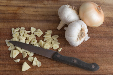split garlic on kitchen board
