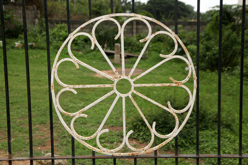 Old Iron Gate, wheel in the garden, India, Asia