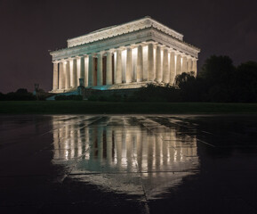 Obraz premium Lincoln Memorial with reflection.