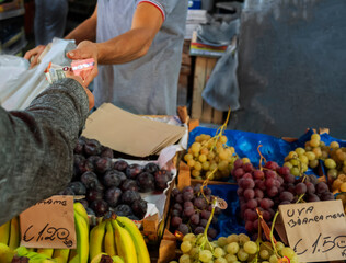 Payment in euros for fresh fruit on the open market