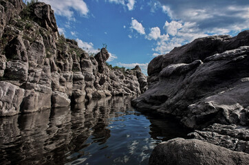 Fototapeta na wymiar Los Elefantes cliffs landscape view in Mina Clavero, Córdoba, Argentina. The river flowing along the stone precipices.