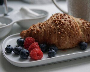 Croissant mit Himeeren und Heidelbeeren