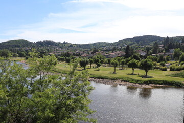 Vue générale du village de Aurec sur Loire le long du fleuve la Loire, département Haute Loire, France