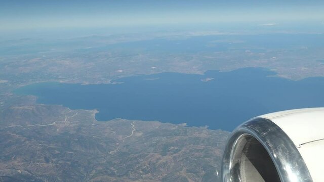 avion de ligne au dessus de la gr&egrave;ce