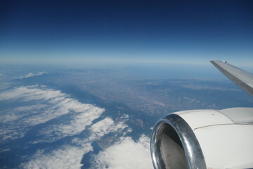 Fototapeta na wymiar avion de ligne quelques nuages