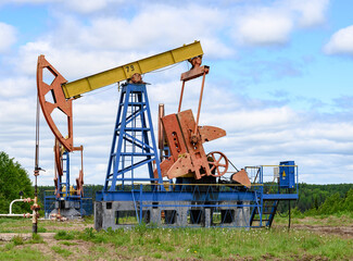 Fototapeta na wymiar Oil production in the green field
