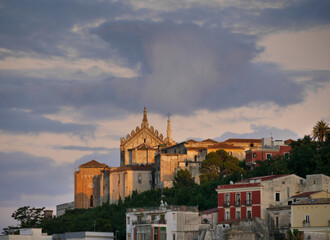 catedral en el atardecer en Gaeta, Nápoles, Italia, con nubes al fondo