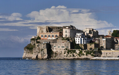 Fototapeta na wymiar Castelo Aragonese en Gaeta, Nápoles, Italia visto desde el mar con nubes detrás