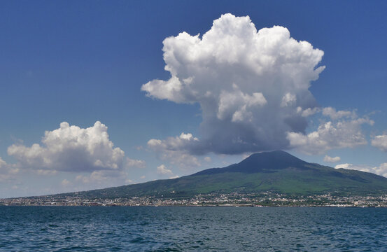 Volc&aacute;n Vesubio visto desde el mar en la bah&iacute;a de N&aacute;poles