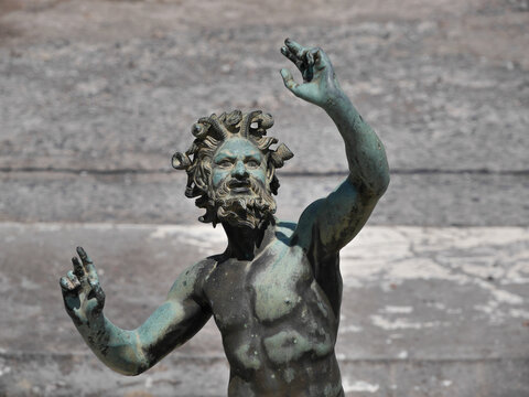 Estatua del fauno en la cas del fauno de Pompeya, N&aacute;poles, Italia