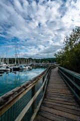 Obraz premium bridge over marina