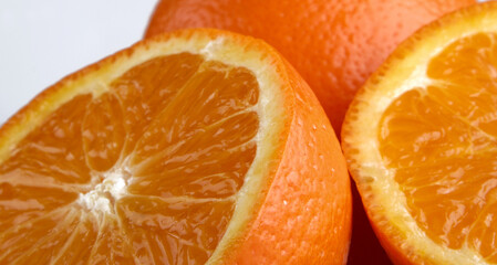 Naranjas cortadas por la mitad